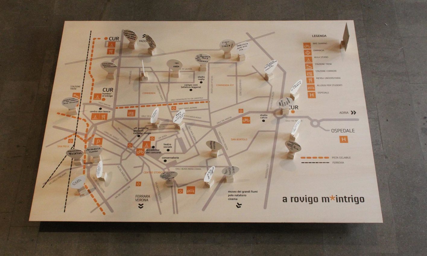 Una delle installazioni della mostra "A Rovigo m*intrigo". Committente: Tumbo Acsd; Committente: Tumbo Acsd; graphic design: Laura Bortoloni, Matteo Zennaro, Francesco Gubbiotti; anno: 2012